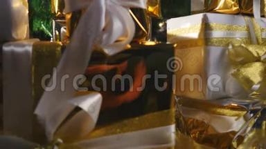 圣诞树下的豪华礼品盒、新年家庭装饰品、圣诞礼物的<strong>金色包装</strong>、节日冷杉树